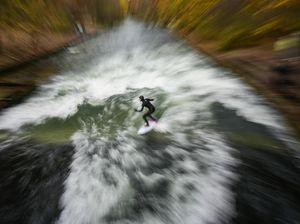 Aksi Surfer Jerman Taklukkan Ombak Buatan di Sungai Eisbach Aksi Surfer Jerman Taklukkan Ombak Buatan di Sungai Eisbach