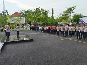 Pertebal Pengamanan Debat Kedua, Polres Sampang Kerahkan 136 Personel Pertebal Pengamanan Debat Kedua, Polres Sampang Kerahkan 136 Personel