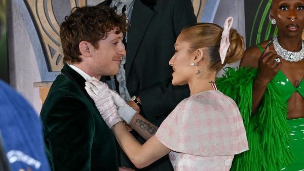 Foto: Gestur Manis Ariana Grande ke Kekasih Ethan Slater di Premier Wicked