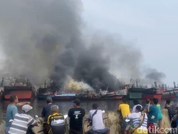 Belasan Kapal Nelayan Terbakar di Pekalongan