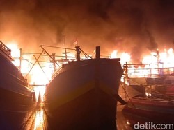 Penampakan 13 Kapal Nelayan Terbakar Hebat di Pekalongan