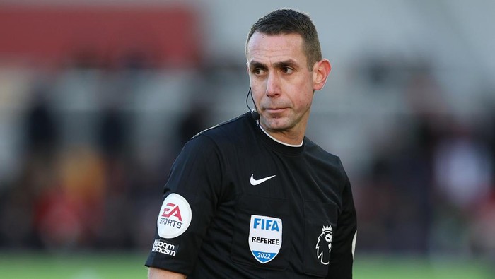 BRENTFORD, ENGLAND - DECEMBER 26: Match Referee, David Coote looks on during the Premier League match between Brentford FC and Tottenham Hotspur at Brentford Community Stadium on December 26, 2022 in Brentford, England. (Photo by Eddie Keogh/Getty Images)