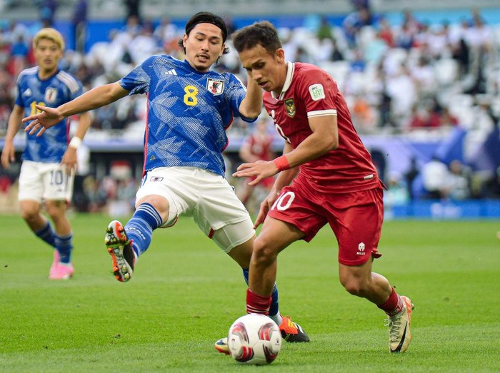 DOHA, QATAR - JANUARY 24: Takumi Minamino #8 of Japan and Egy Maulana Vikri #10 of Indonesia compete for the ball during the AFC Asian Cup Qatar 2023 Group D match between Japan and Indonesia at the Al Thumama Stadium on January 24, 2024 in Doha, Qatar. (Photo by Gao Meng/VCG via Getty Images)