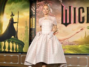 Ariana Grande Berkilauan di Premier Wicked, Gaun Bertabur 50.000 Kristal Ariana Grande Berkilauan di Premier Wicked, Gaun Bertabur 50.000 Kristal