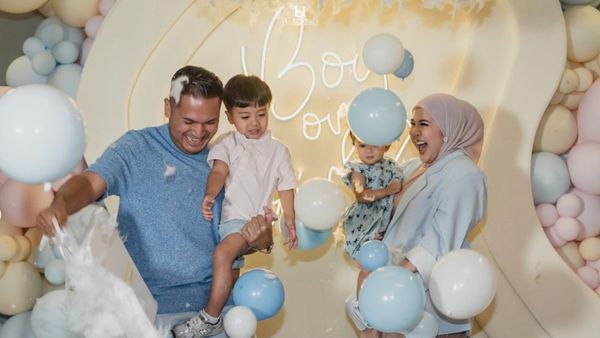 8 Foto Momen Gender Reveal Kesha Ratuliu, El Rumi Hadir Minum Susu Pakai Dot