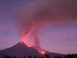 Aliran Lava Letusan Gunung Lewotobi Laki-laki Menuju Lima Desa