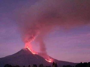 Aliran Lava Letusan Gunung Lewotobi Laki-laki Menuju Lima Desa Aliran Lava Letusan Gunung Lewotobi Laki-laki Menuju Lima Desa
