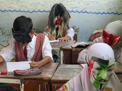 Viral Guru Pakaikan Topeng ke Murid agar Tidak Bisa Menyontek Saat Ulangan