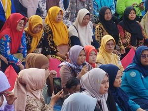 Ibu-ibu Curhat Derita Punya Suami Judol: Dikejar Debt Collector hingga Bercerai Ibu-ibu Curhat Derita Punya Suami Judol: Dikejar Debt Collector hingga Bercerai