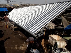 Imbas Hujan Badai, Atap Lapak Pasar Ciputat Ambruk