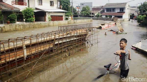 Ini Tanggul Jebol yang Bikin Jurangmangu Tangsel Kebanjiran