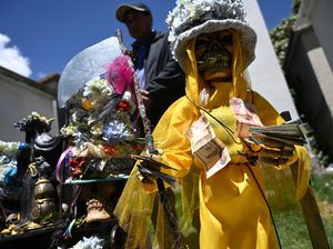 Intip Tradisi Menghias Tengkorak untuk Menghormati Orang Meninggal di Bolivia Intip Tradisi Menghias Tengkorak untuk Menghormati Orang Meninggal di Bolivia