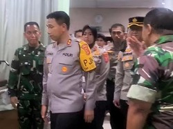 Kapolda Jabar Jenguk Korban Kecelakaan di Tol Cipularang