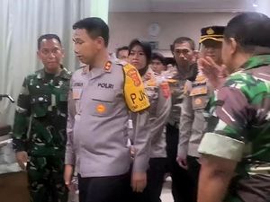 Kapolda Jabar Jenguk Korban Kecelakaan di Tol Cipularang Kapolda Jabar Jenguk Korban Kecelakaan di Tol Cipularang