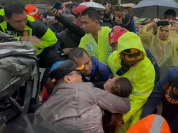Detik-detik Kapolres Purwakarta Evakuasi Korban Tabrakan Beruntun Tol Cipularang