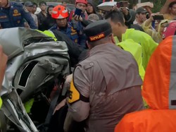 Video: Saat Kapolres Purwakarta Evakuasi Korban Kecelakaan Tol Cipularang