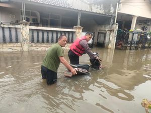 350 Keluarga Masih Terdampak Banjir Akibat Tanggul Jebol di Pondok Aren