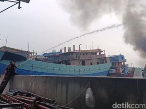 Hendak Melaut, 2 Kapal Penuh Solar Ikut Ludes Terbakar di Pekalongan Hendak Melaut, 2 Kapal Penuh Solar Ikut Ludes Terbakar di Pekalongan