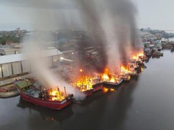Kebakaran 12 Kapal di Pelabuhan Pekalongan Diduga Akibat Korsleting