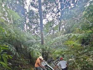 Mobil Bawa WN Malaysia Masuk Jurang 30 Meter di Aceh, 3 Orang Terluka