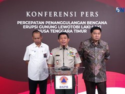 Terdampak Abu Lewotobi, BNPB Pindahkan Pengungsi di Sikka Secara Bertahap