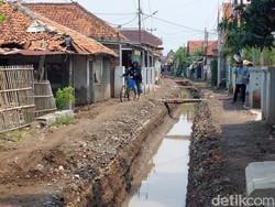 Warga Gamel Cirebon Keluhkan Perbaikan Jalan yang Tak Kunjung Rampung