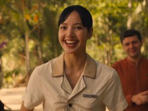 Aksi Lisa BLACKPINK Debut Akting Jadi Pegawai Resort, Syuting di Thailand Aksi Lisa BLACKPINK Debut Akting Jadi Pegawai Resort, Syuting di Thailand