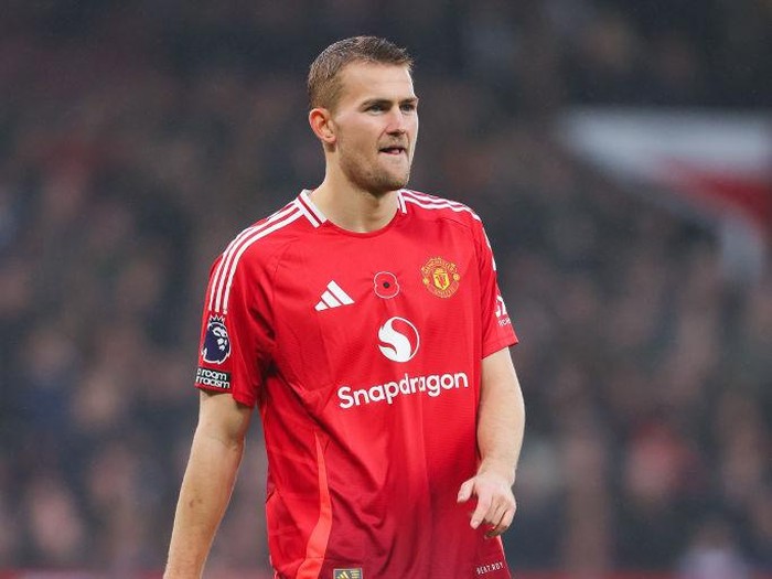 MANCHESTER, ENGLAND - NOVEMBER 10: Matthijs de Ligt of Manchester United during the Premier League match between Manchester United FC and Leicester City FC at Old Trafford on November 10, 2024 in Manchester, England. (Photo by James Gill - Danehouse/Getty Images)