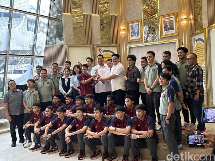 Menpora Dito Ariotedjo bersama Timnas Futsal