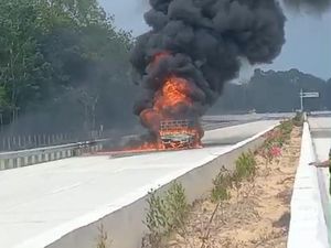 Dua Korban Pikap Terbakar di Tol Baleno Dievakuasi, Akses Kembali Normal Dua Korban Pikap Terbakar di Tol Baleno Dievakuasi, Akses Kembali Normal