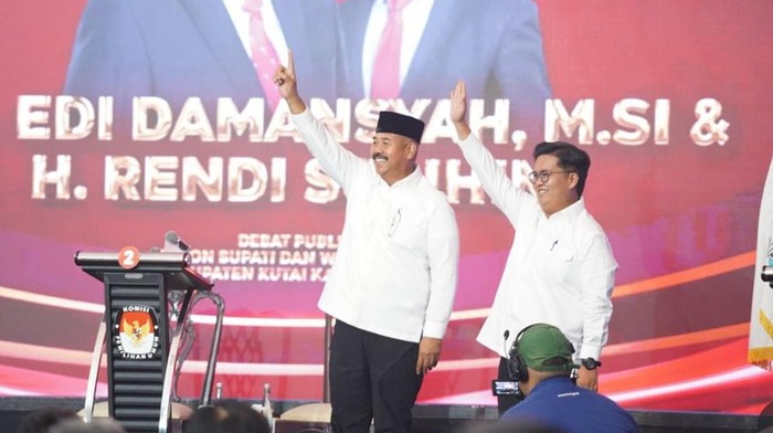 Pasangan calon nomor urut 1 dalam Pilkada Kutai Kartanegara, Edi Damansyah-Rendi Solihin saat debat perdana di Samarinda.