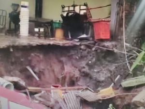 Parkir Motor Pasar Lenteng Agung Longsor, Runtuhan Persempit Lebar Kali