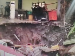 Parkir Motor Pasar Lenteng Agung Longsor, Runtuhan Persempit Lebar Kali