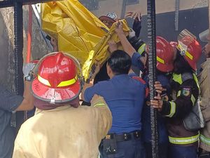 3 Ruko di Palu Terbakar Diawali Ledakan dari Tempat Laundry, 3 Orang Tewas 3 Ruko di Palu Terbakar Diawali Ledakan dari Tempat Laundry, 3 Orang Tewas