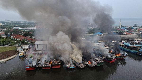 Potret Belasan Kapal Nelayan Terbakar Hebat di Pekalongan