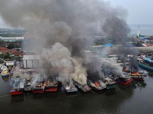 Potret Belasan Kapal Nelayan Terbakar Hebat di Pekalongan