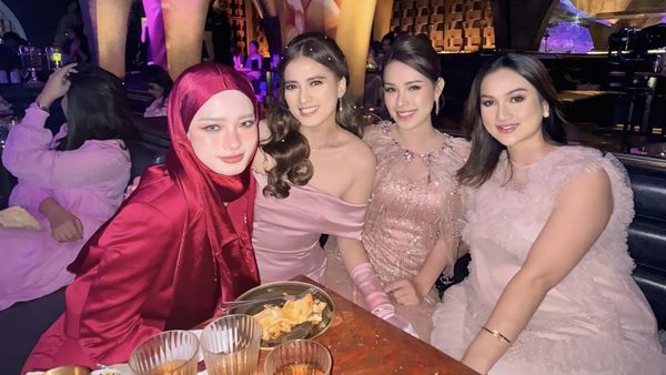 Potret Makan-makan Seru Chika Jessica Bareng Teman Artis
