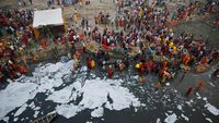 Potret Ribuan Warga India Ritual Suci di Sungai Penuh Limbah Beracun