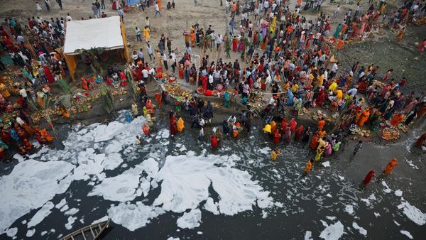 Potret Ribuan Warga India Ritual Suci di Sungai Penuh Limbah Beracun