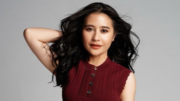 Potret Prilly Latuconsina Pamer Perut Langsing