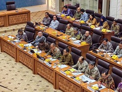 DPR Cecar Menperin soal Nasib 10 Ribu Karyawan Sritex yang Diputus Pailit