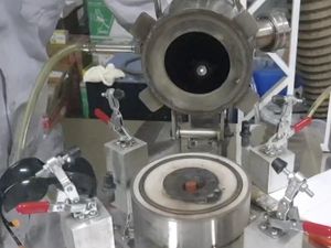 Hanya 2 Menit Ubah Tanah Menjadi Logam di Lab ITB Hanya 2 Menit Ubah Tanah Menjadi Logam di Lab ITB