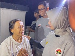 Relawan di Kediri Salurkan Bantuan Korban Angin Kencang-Rumah Rusak