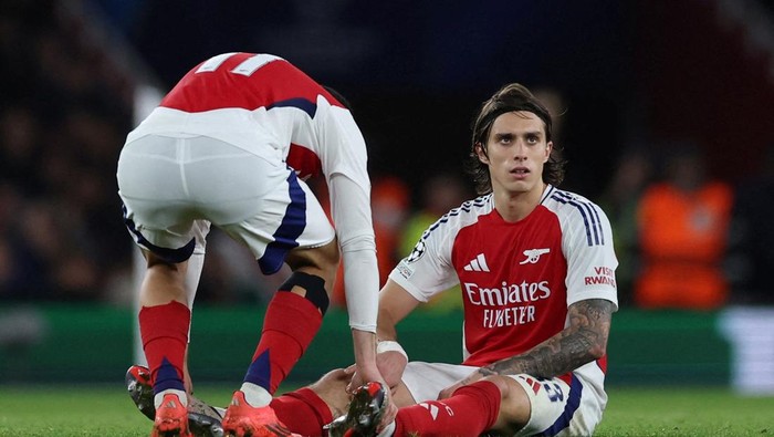 FILE PHOTO: Soccer Football - Champions League - Arsenal v Shakhtar Donetsk - Emirates Stadium, London, Britain - October 22, 2024 Arsenals Riccardo Calafiori reacts after sustaining an injury as Gabriel Martinelli looks on Action Images via Reuters/Paul Childs/File Photo