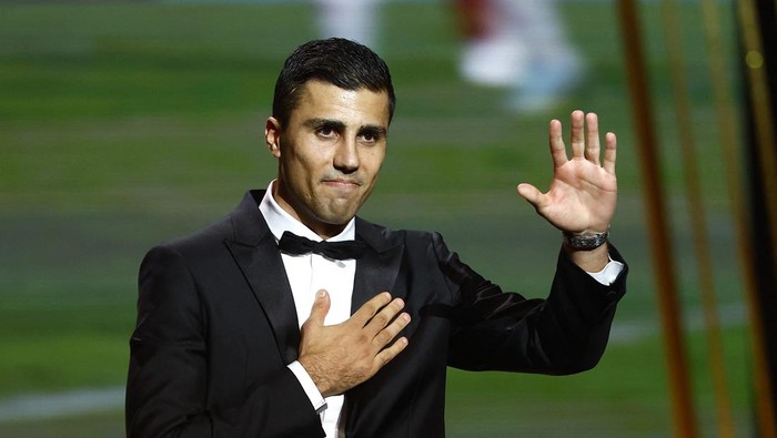 Soccer Football - Ballon dOr - Theatre du Chatelet, Paris, France - October 28, 2024 Spains and Manchester Citys Rodri the Ballon dOr 2024 winner REUTERS/Sarah Meyssonnier