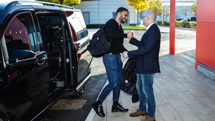 Ruben Amorim MANCHESTER, ENGLAND - NOVEMBER 11: Head Coach Ruben Amorim of Manchester United arrives at Carrington Training Ground and is greeted by CEO Omar Barrada on November 11, 2024 in Manchester, England. (Photo by Ash Donelon/Manchester United via Getty Images)