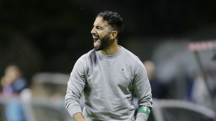 Soccer Football - Primeira Liga - S.C. Braga v Sporting CP - Estadio Municipal de Braga, Braga, Portugal - November 10, 2024 Sporting CP coach Ruben Amorim reacts REUTERS/Miguel Vidal