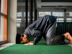 Panduan Sujud Sahwi: Penyebab, Cara Mengerjakan dan Doa yang Dibaca