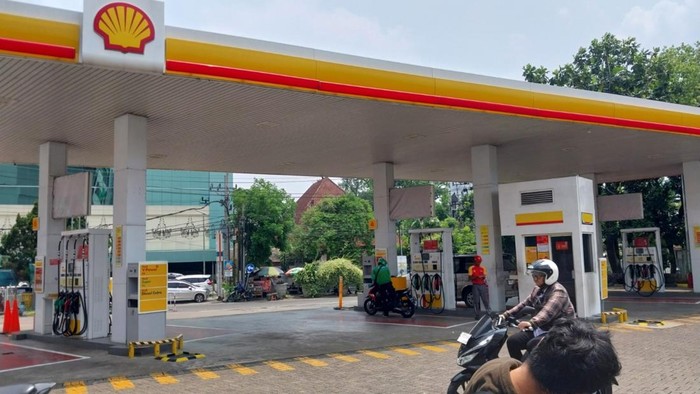 Pelayanan BBM di SPBU Kota Palembang.