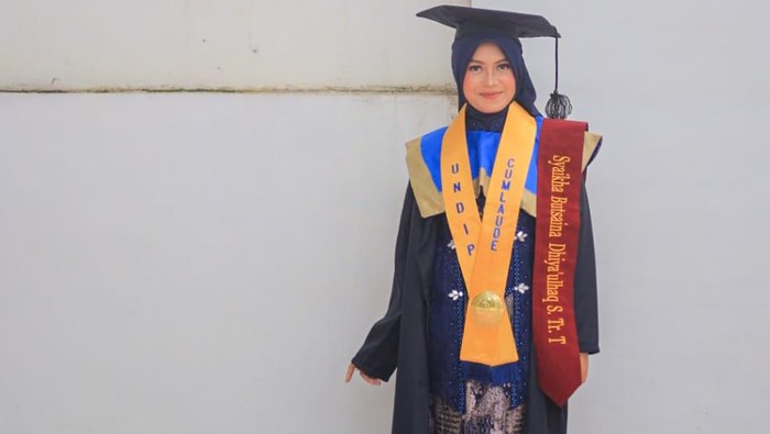 Syaikha, mahasiswa Undip yang sudah diterima melakukan pekerjaan sebelum resmi wisuda. Syaikha, mahasiswa Undip yang sudah diterima melakukan pekerjaan sebelum resmi wisuda.